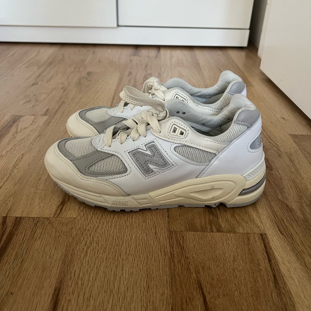 New Balance Made in USA 990v2 - Women’s Size 7.5 (Men’s Size 5)